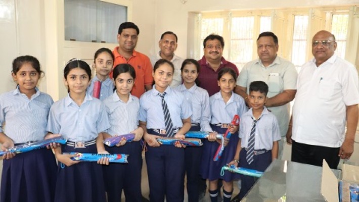  प्रधान राजकुमार गोयल द्वारा अग्रसेन स्कूल के बच्चों को किया गया पुरस्कृत