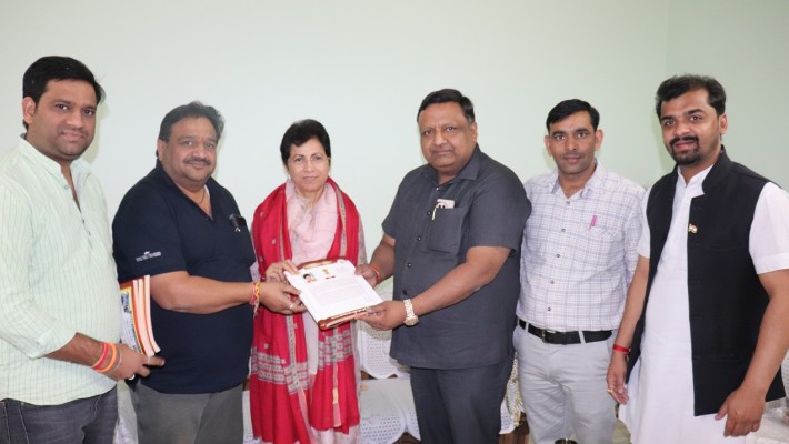 राजकुमार गोयल ने कुमारी शैलजा को भेंट की गई परिचय सम्मेलन पुस्तिका